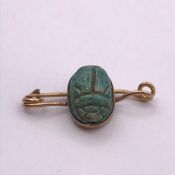 A 9ct gold set scarab themed brooch (Total weight 2.2g)