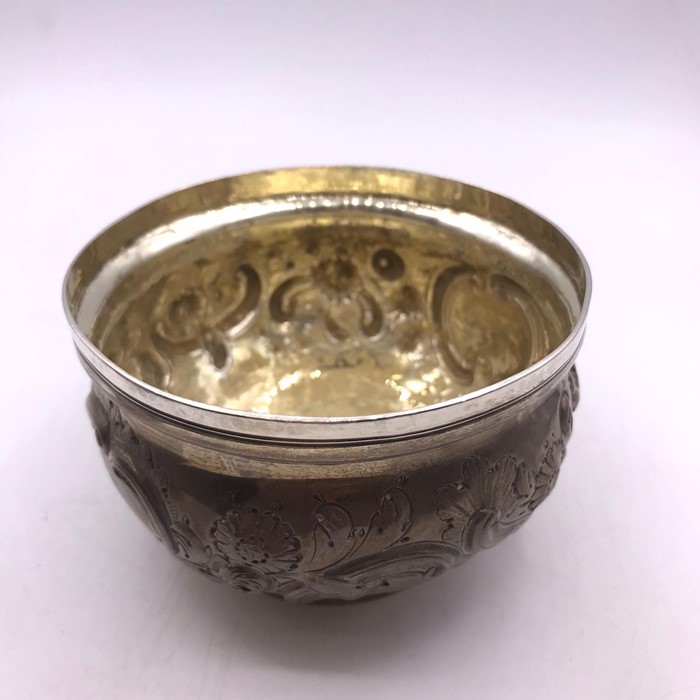 A Hallmarked silver lidded bowl (Total Weight 292g) with floral and foliate design, indistinct - Image 6 of 9