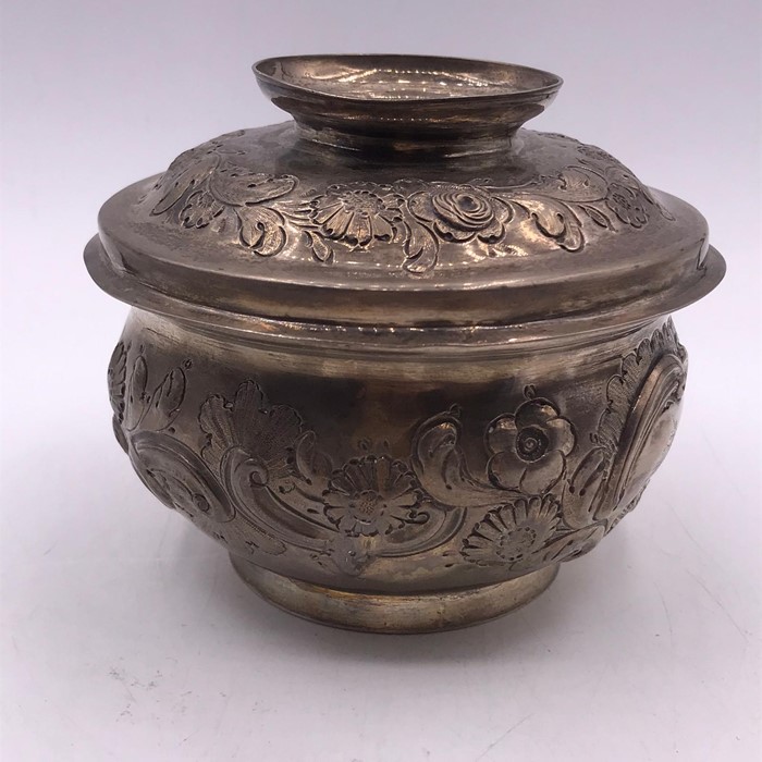 A Hallmarked silver lidded bowl (Total Weight 292g) with floral and foliate design, indistinct - Image 2 of 9