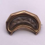 An untested gold mourning brooch (Total Weight 4.5g)
