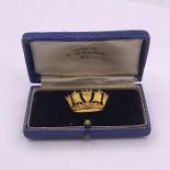 A 9ct gold Crown themed brooch (4.1g)
