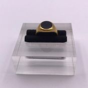 A 9ct gold signet ring (Total weight 3.4g)