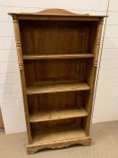 An antique pine open bookcase (H142cm W77cm D27cm)