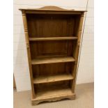 An antique pine open bookcase (H142cm W77cm D27cm)