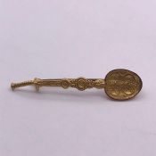 A 9ct gold spoon brooch (2.3g)