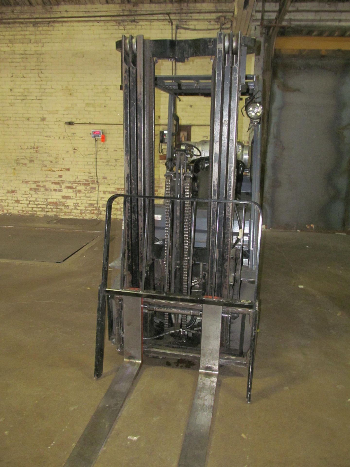 Toyota 4,500 lb. Cap. Model 8FGCU25 LP Fork Lift Truck, S/N: 32787; with 3-Stage Mast, Side Shift, - Image 6 of 7