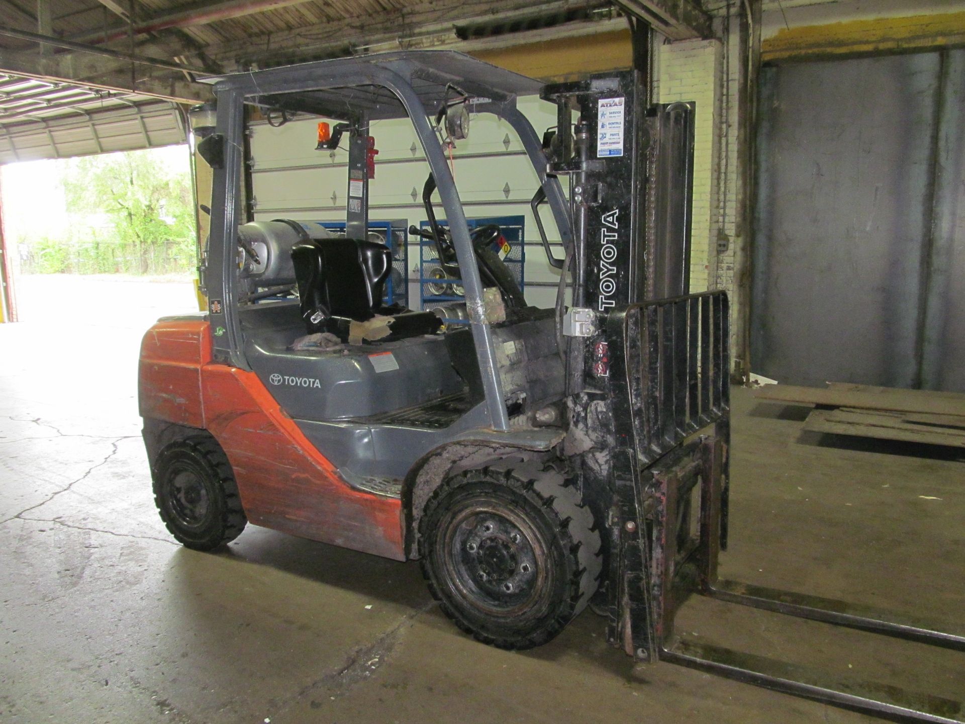 Toyota 5,820 lb. Cap. Model 8FGU30 LP Fork Lift Truck, S/N: 35001; with 2-Stage Mast, Side Shift, - Image 4 of 7