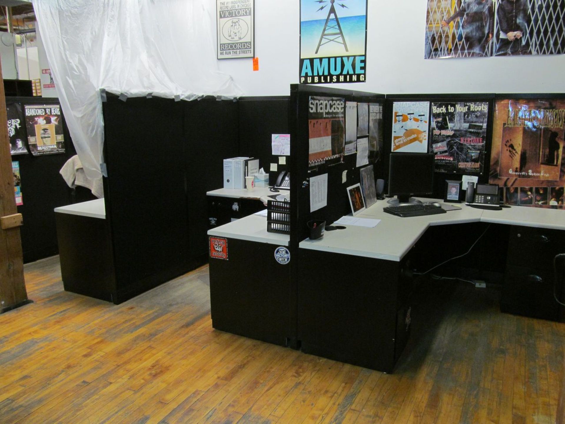 Lot - 4-Seat Office Cubicle System; with (2) Chairs