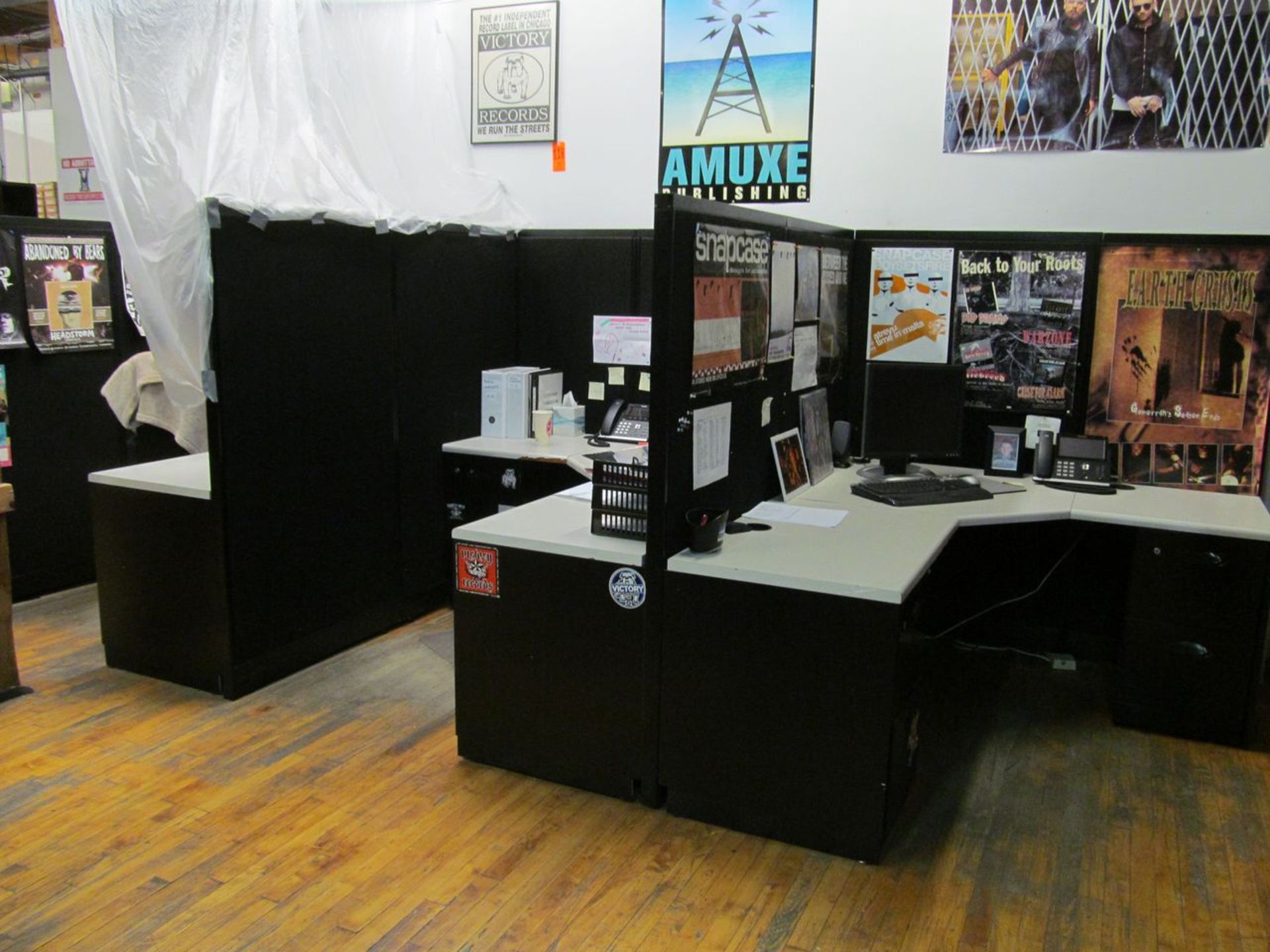 Lot - 4-Seat Office Cubicle System; with (2) Chairs - Image 2 of 3