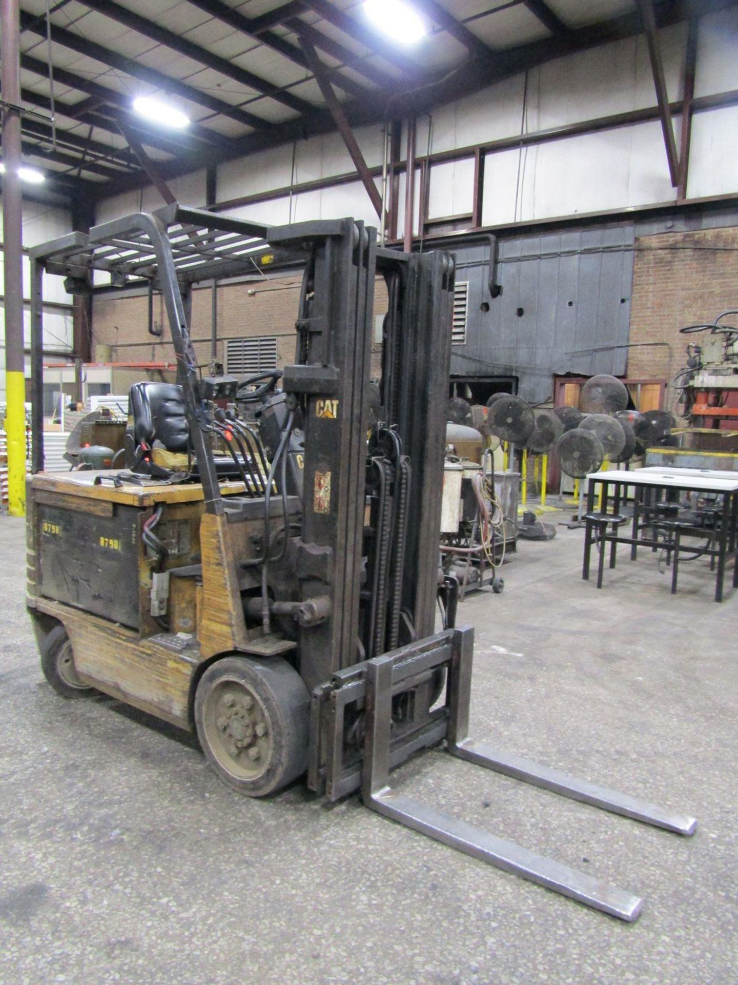 Caterpillar 4,000 lb. Cap. Model 2EC25E Electric Fork Lift Truck, S/N: A2EC363099; with 3-Stage - Image 2 of 9