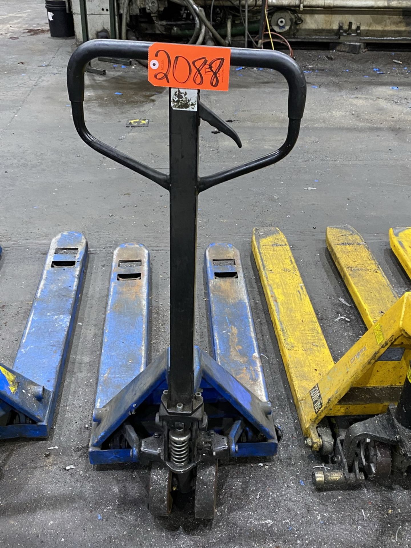 5,500 lb. (approx.) Capacity Hydraulic Pallet Truck