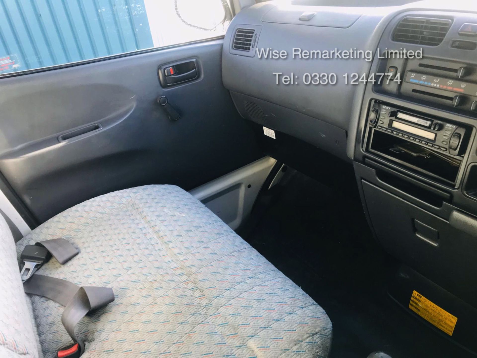 (RESERVE MET)Toyota Hiace 300 GS 2.5 D4D - 2003 03 Reg - 1 Keeper From New - 3 Seater - Roof Rack - Image 8 of 15