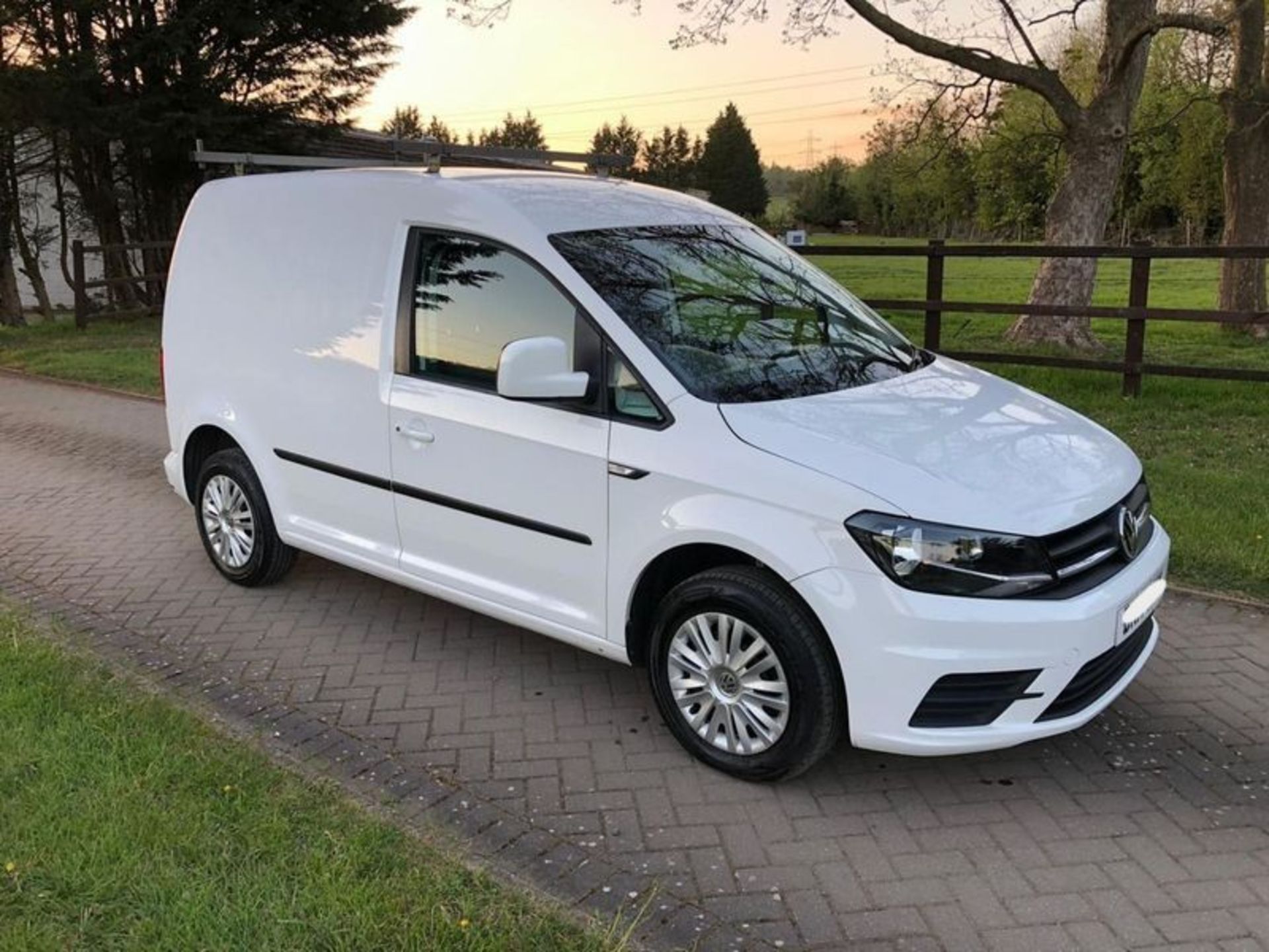 (RESERVE MET) Volkswagen Caddy 1.6 TDi TRENDLINE - 2017 Model - Air Con - 1 Owner - Service History - Image 2 of 7