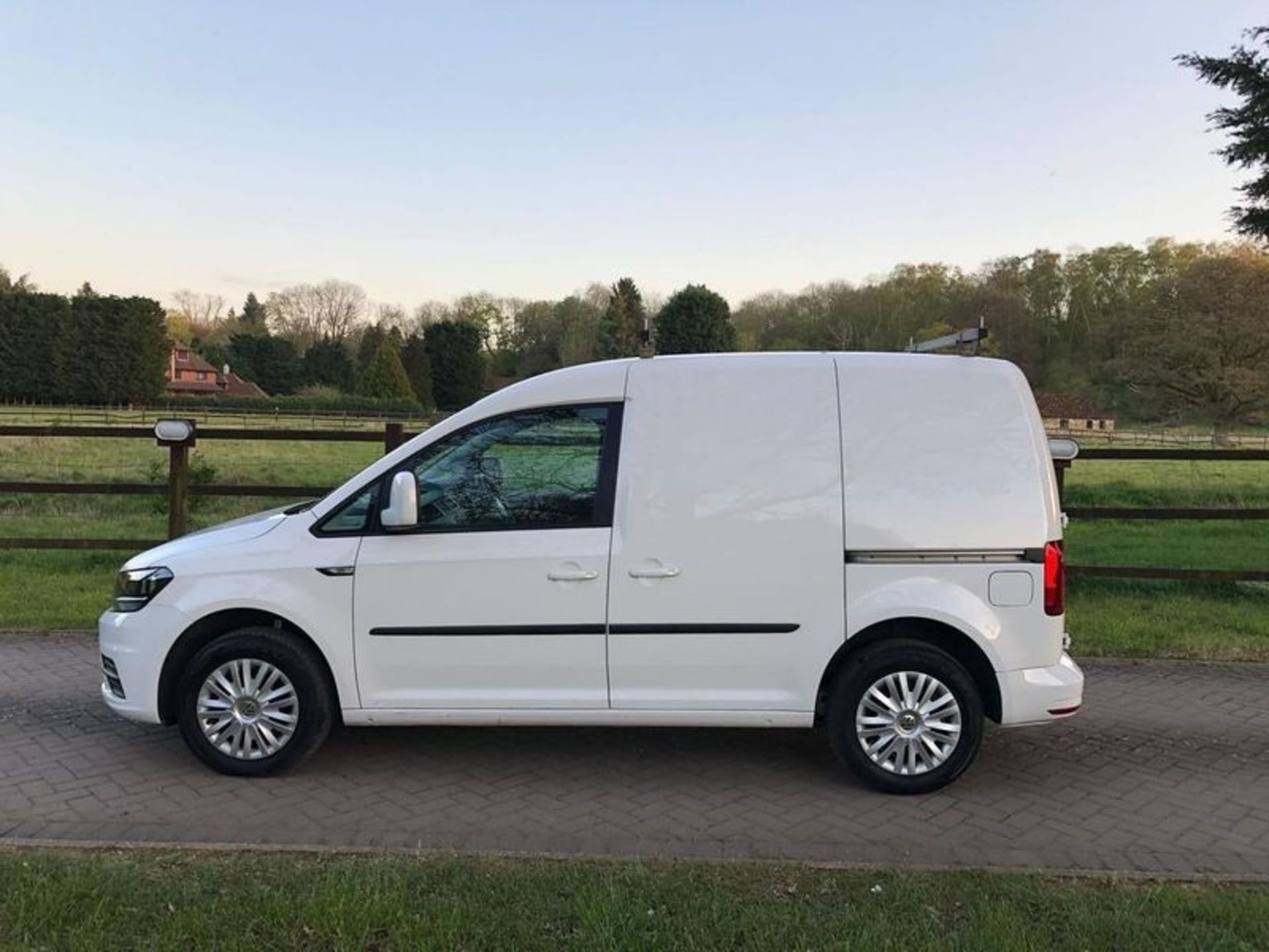 (RESERVE MET) Volkswagen Caddy 1.6 TDi TRENDLINE - 2017 Model - Air Con - 1 Owner - Service History - Image 3 of 7