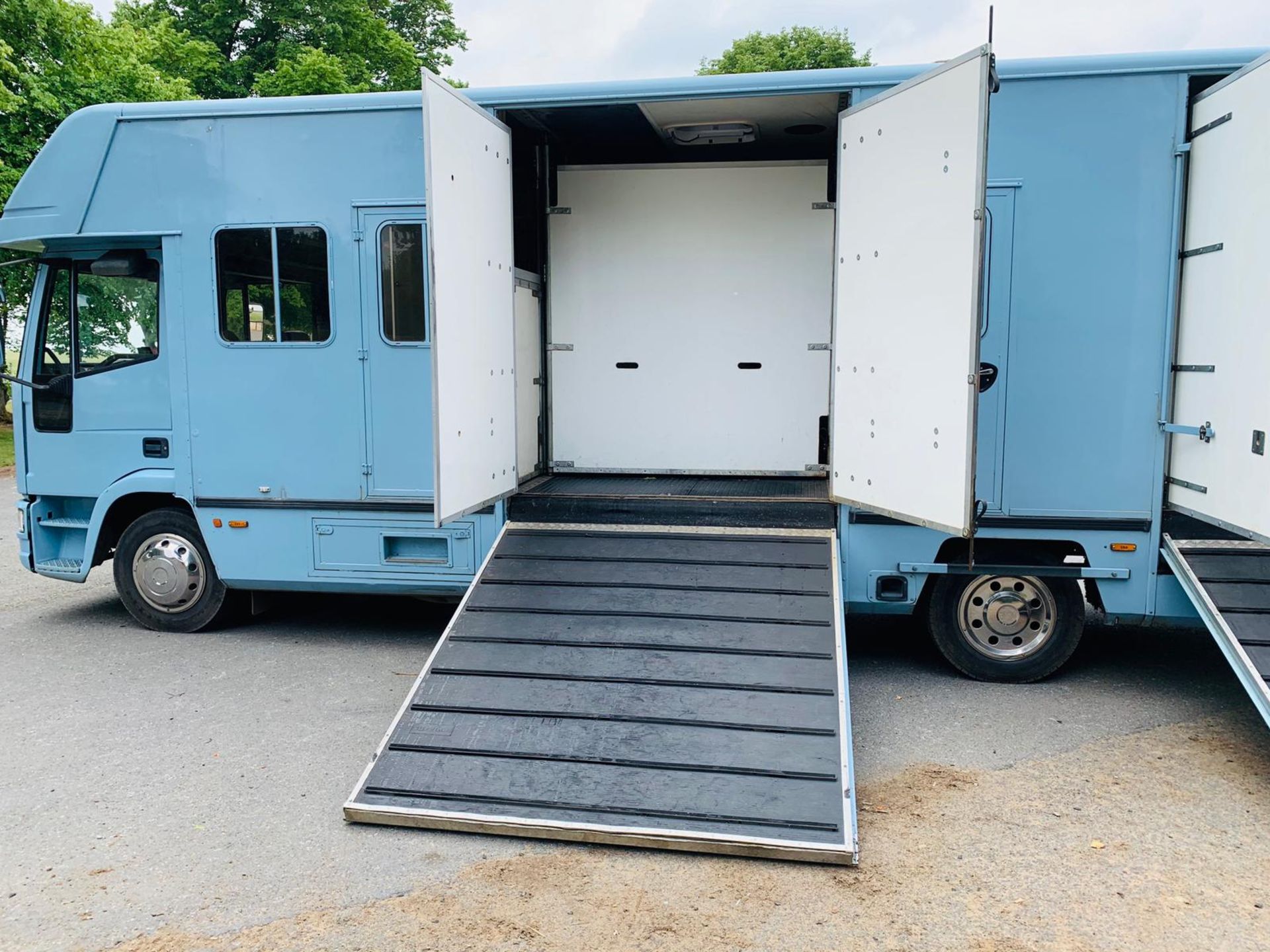 (RESERVE MET) Iveco 110E18 'OLYMPIC' Horsebox 2001 - 6 Speed - Fits 4/6 Forward Facing Horses - Image 4 of 26