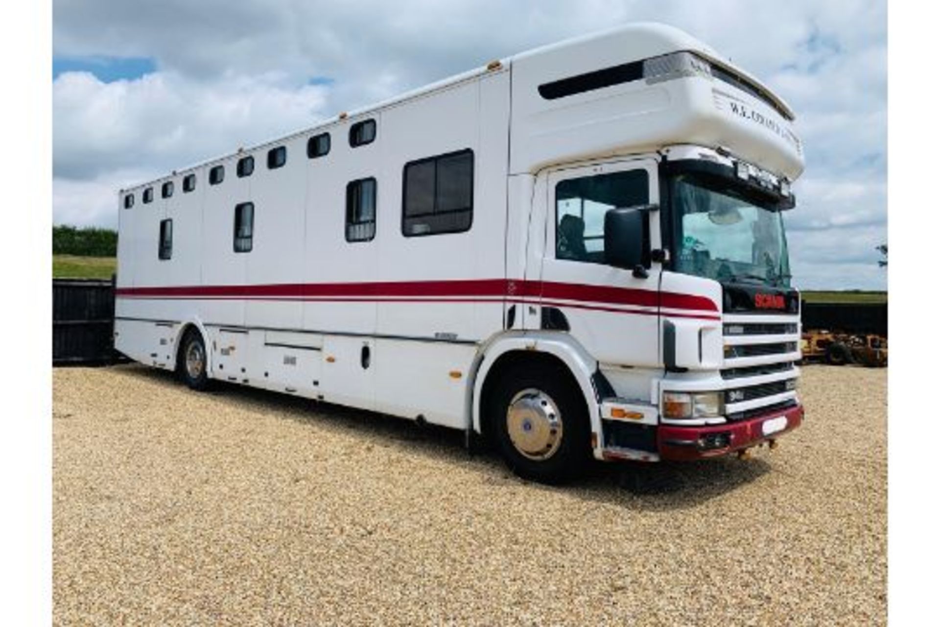 (RESERVE MET) Scania 94D 260 Whittaker Horsebox 2000 Reg - TOP SPEC - Image 2 of 3