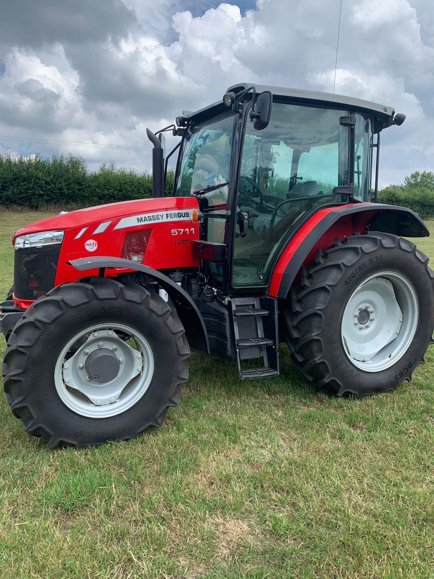 (RESERVE MET) Massey Ferguson 5711 Dyna-4- Global Series-4WD Tractor -2019 19reg NEW MODEL-750 HOURS - Image 2 of 3