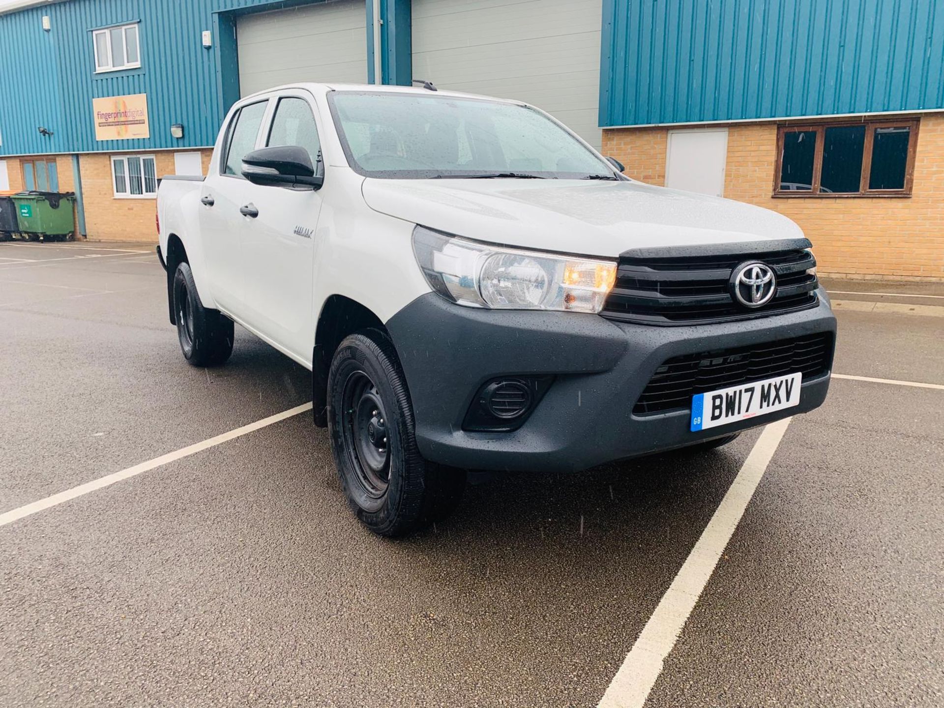 Toyota Hilux 2.4 D-4D Active 4WD Double Cab Pick Up - 2017 17 Reg - Air Con - Euro 6b - Tow Pack - Image 8 of 31