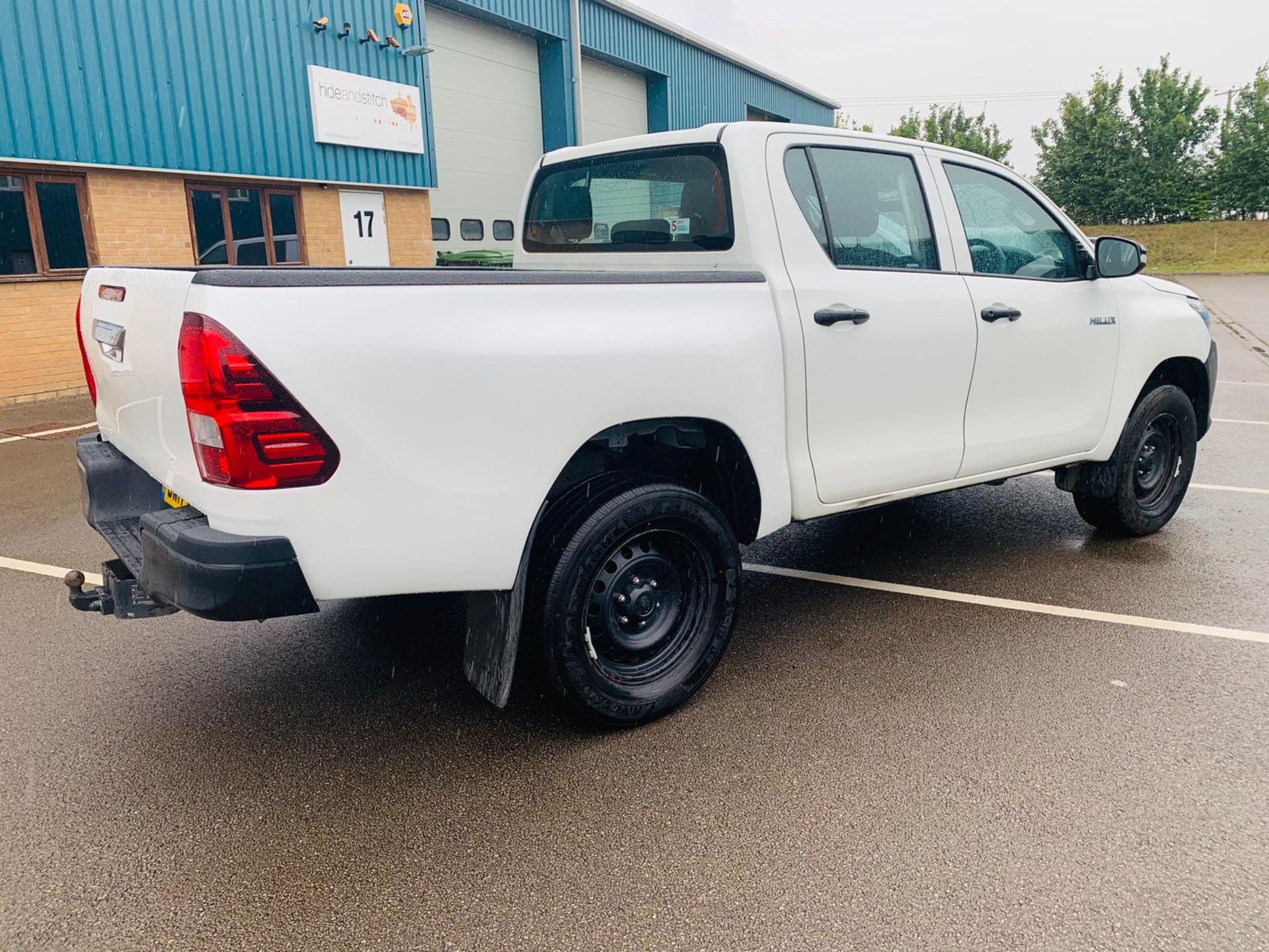 (RESERVE MET) Toyota Hilux 2.4 D-4D Active 4WD Double Cab Pick Up - 2017 17 Reg - Air Con - Euro 6b - Image 2 of 31