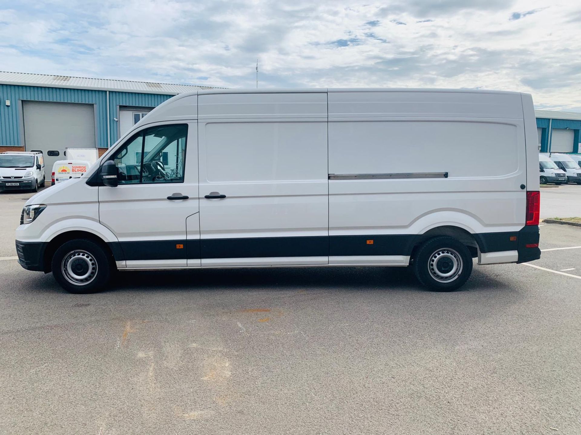 (RESERVE MET) Volkswagen Crafter CR35 Trendline 2.0 TDI LWB - 2018 18 Reg - FSH - 1 Owner - Euro6 - Image 6 of 29