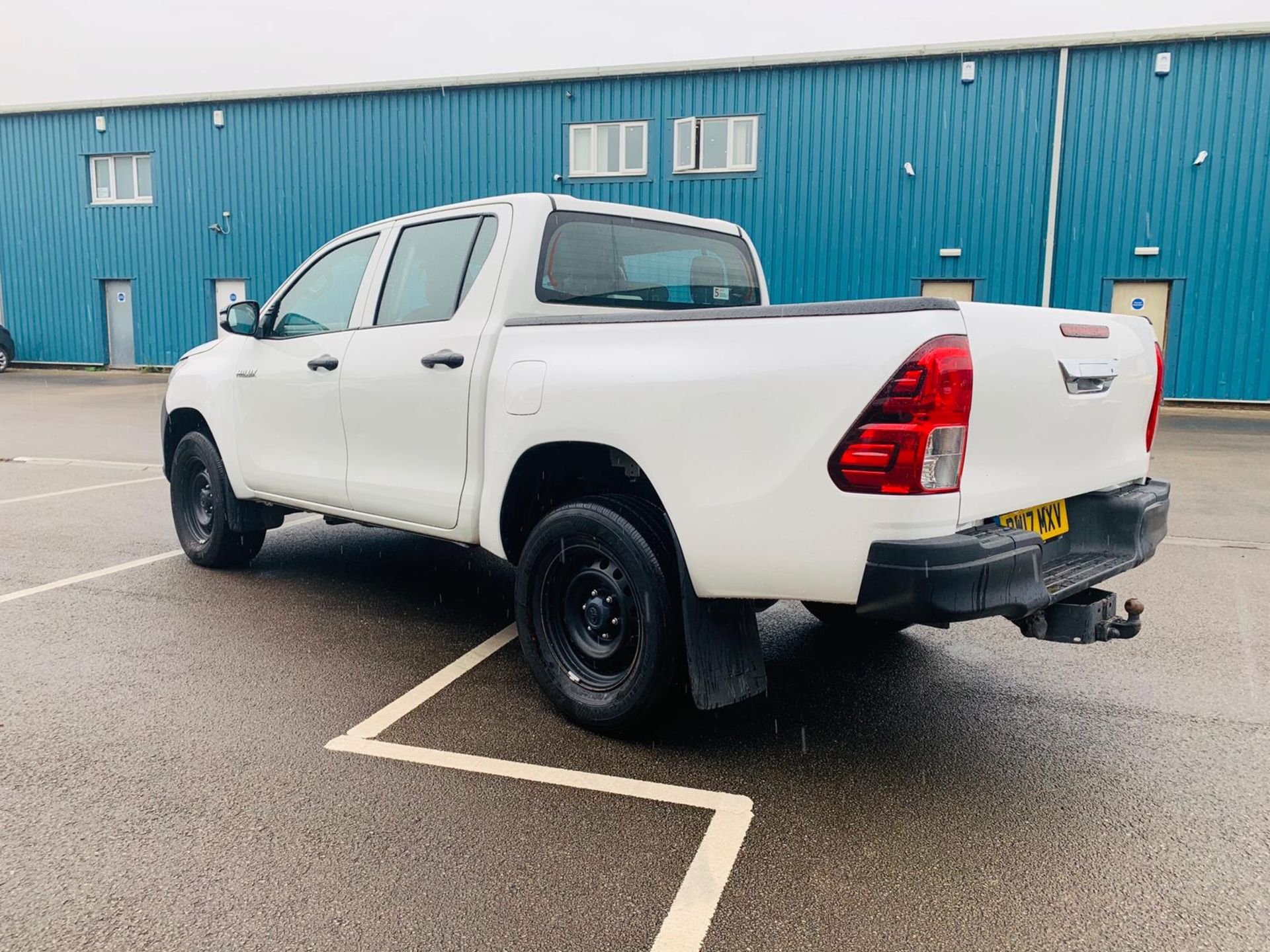 (RESERVE MET) Toyota Hilux 2.4 D-4D Active 4WD Double Cab Pick Up - 2017 17 Reg - Air Con - Euro 6b - Image 6 of 31