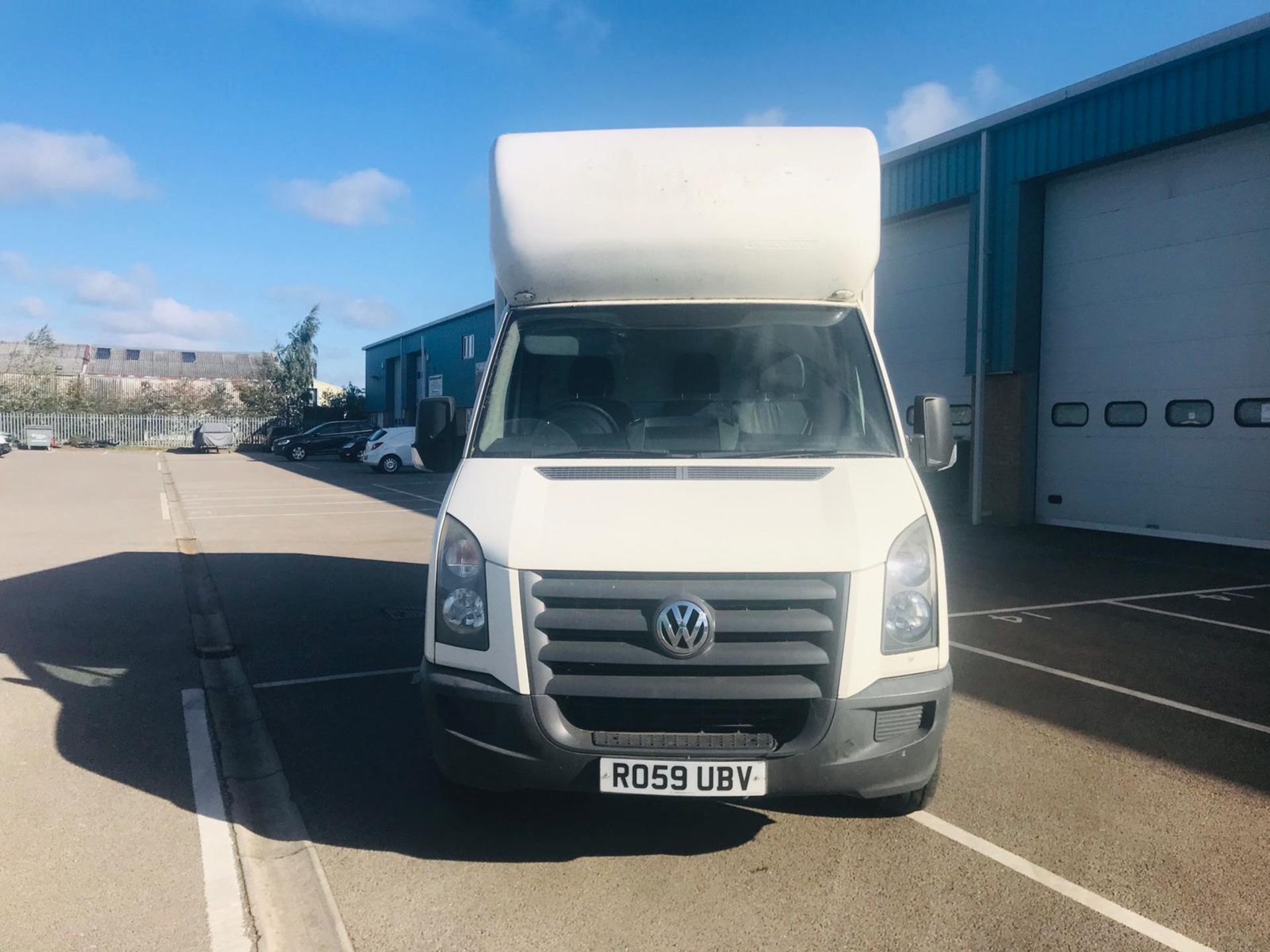 (RESERVE MET) Volkwagen Crafter CR35 2.5 TDI Luton Van - 6 Speed - 2010 Model - Tail lift - - Image 3 of 18