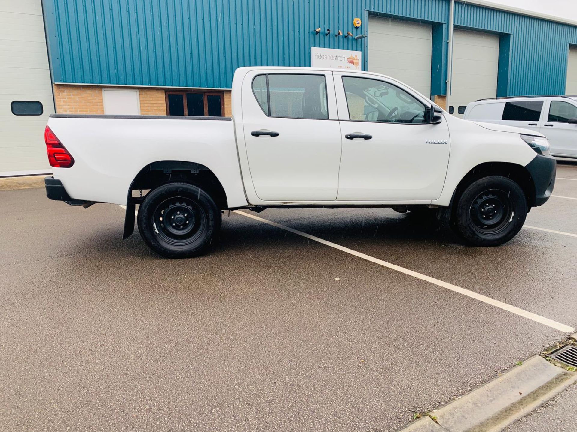 (RESERVE MET) Toyota Hilux 2.4 D-4D Active 4WD Double Cab Pick Up - 2017 17 Reg - Air Con - Euro 6b - Image 3 of 31