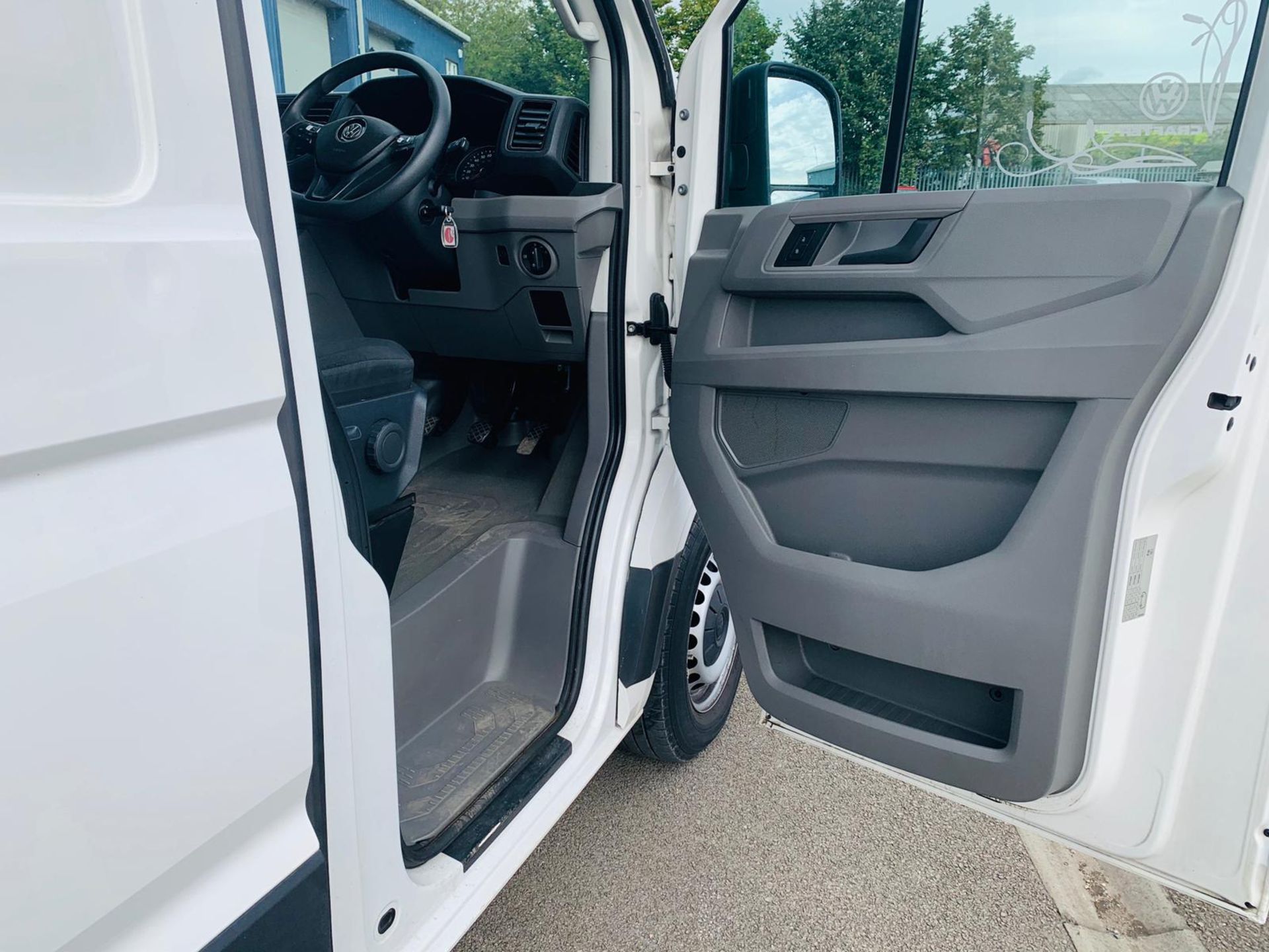 (RESERVE MET) Volkswagen Crafter CR35 Trendline 2.0 TDI LWB - 2018 18 Reg - FSH - 1 Owner - Euro6 - Image 28 of 29