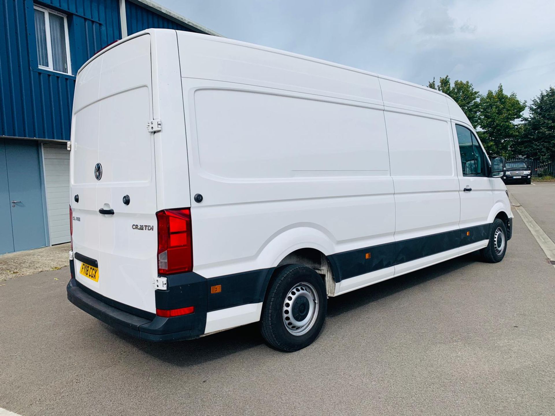 (RESERVE MET) Volkswagen Crafter CR35 Trendline 2.0 TDI LWB - 2018 18 Reg - FSH - 1 Owner - Euro6 - Image 7 of 29