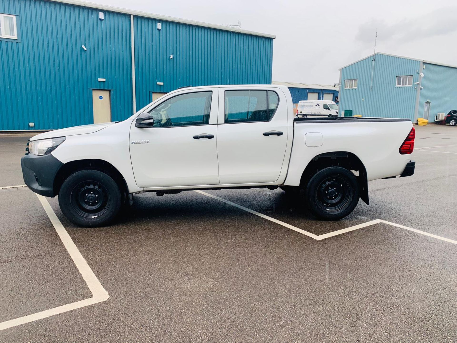 (RESERVE MET) Toyota Hilux 2.4 D-4D Active 4WD Double Cab Pick Up - 2017 17 Reg - Air Con - Euro 6b - Image 5 of 31