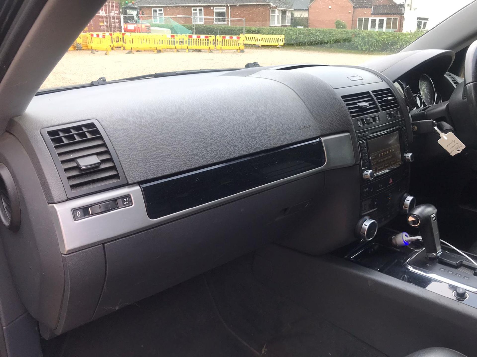 (RESERVE MET) Volkswagen Touareg Altitude 2.5 TDI Auto - 2010 Model - 1 Former Keeper - Sat Nav - - Image 11 of 29