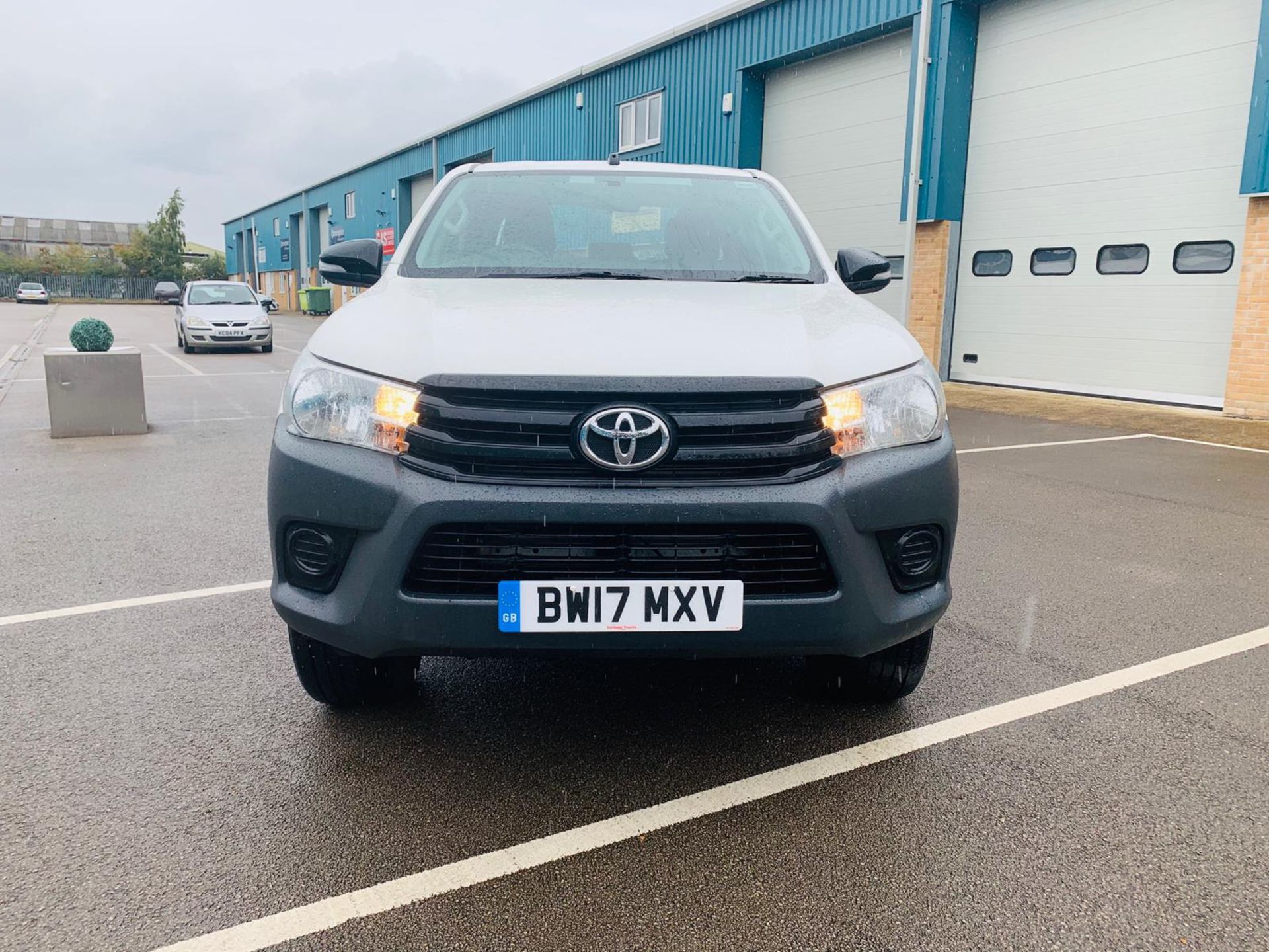 (RESERVE MET) Toyota Hilux 2.4 D-4D Active 4WD Double Cab Pick Up - 2017 17 Reg - Air Con - Euro 6b - Image 9 of 31