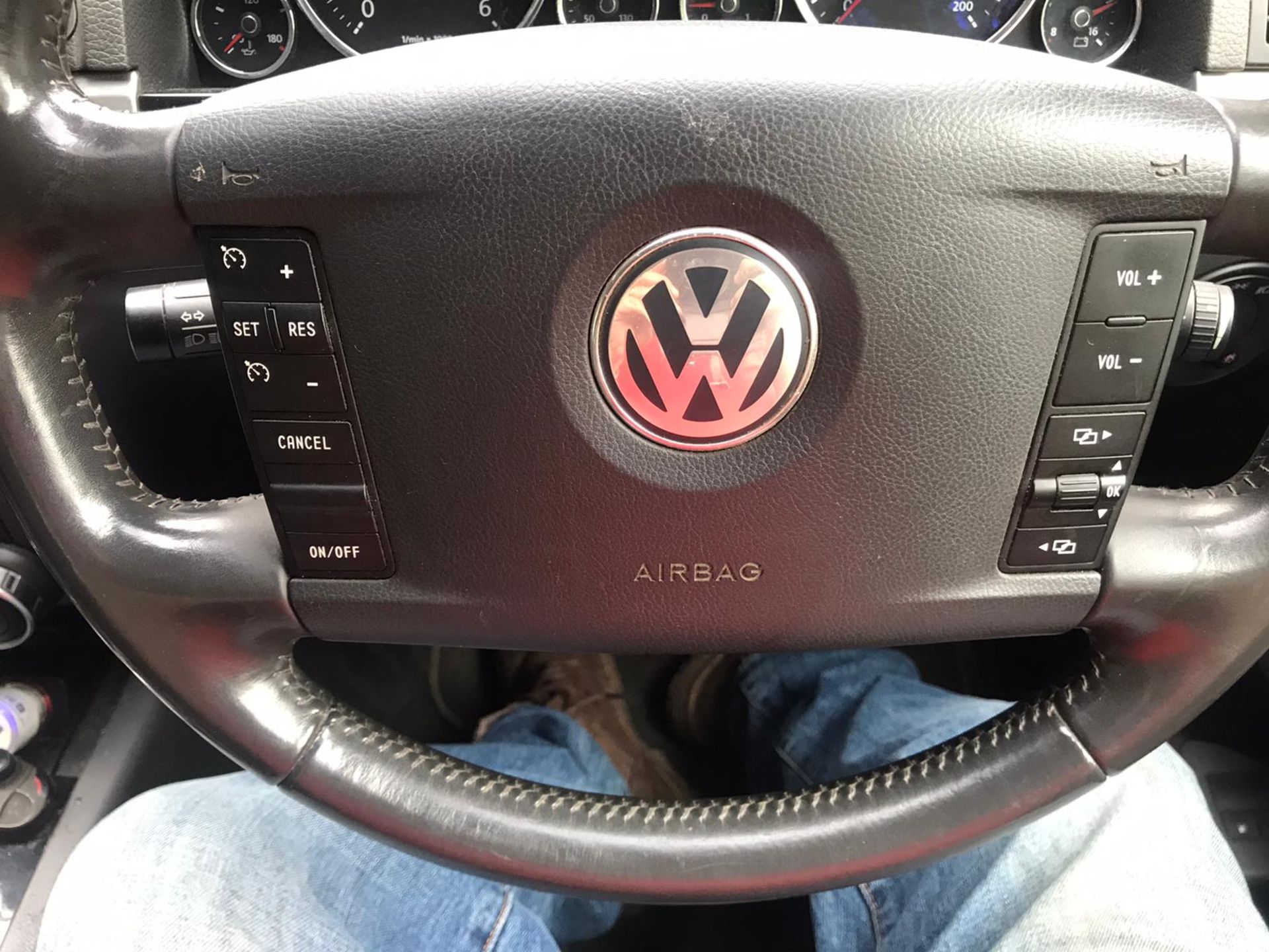 (RESERVE MET) Volkswagen Touareg Altitude 2.5 TDI Auto - 2010 Model - 1 Former Keeper - Sat Nav - - Image 13 of 29
