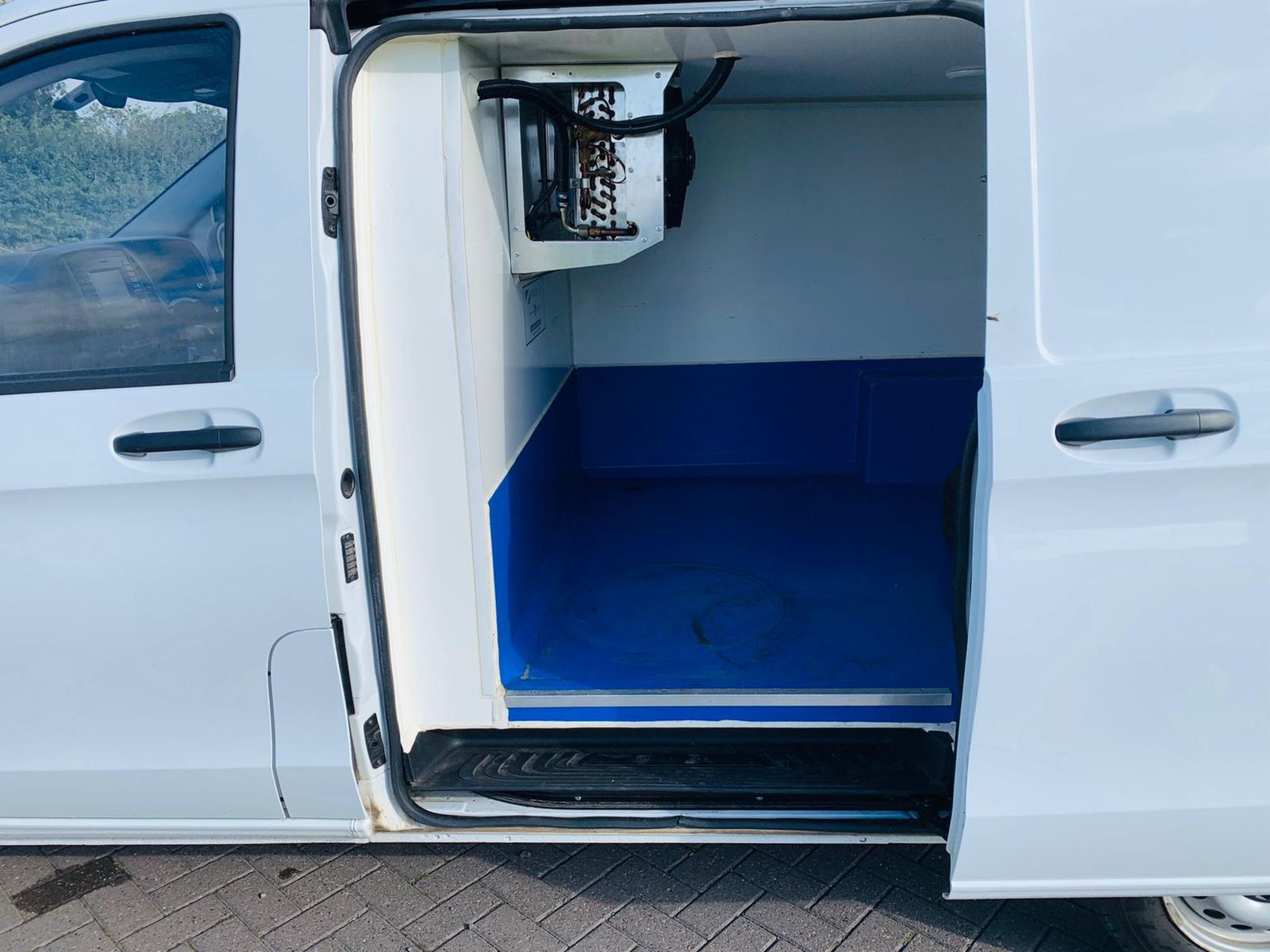 (RESERVE MET) Mercedes Vito 114 2.1 TD Bluetech Fridge Van - 2019 Model - Euro 6y - 1 Owner - Image 12 of 23