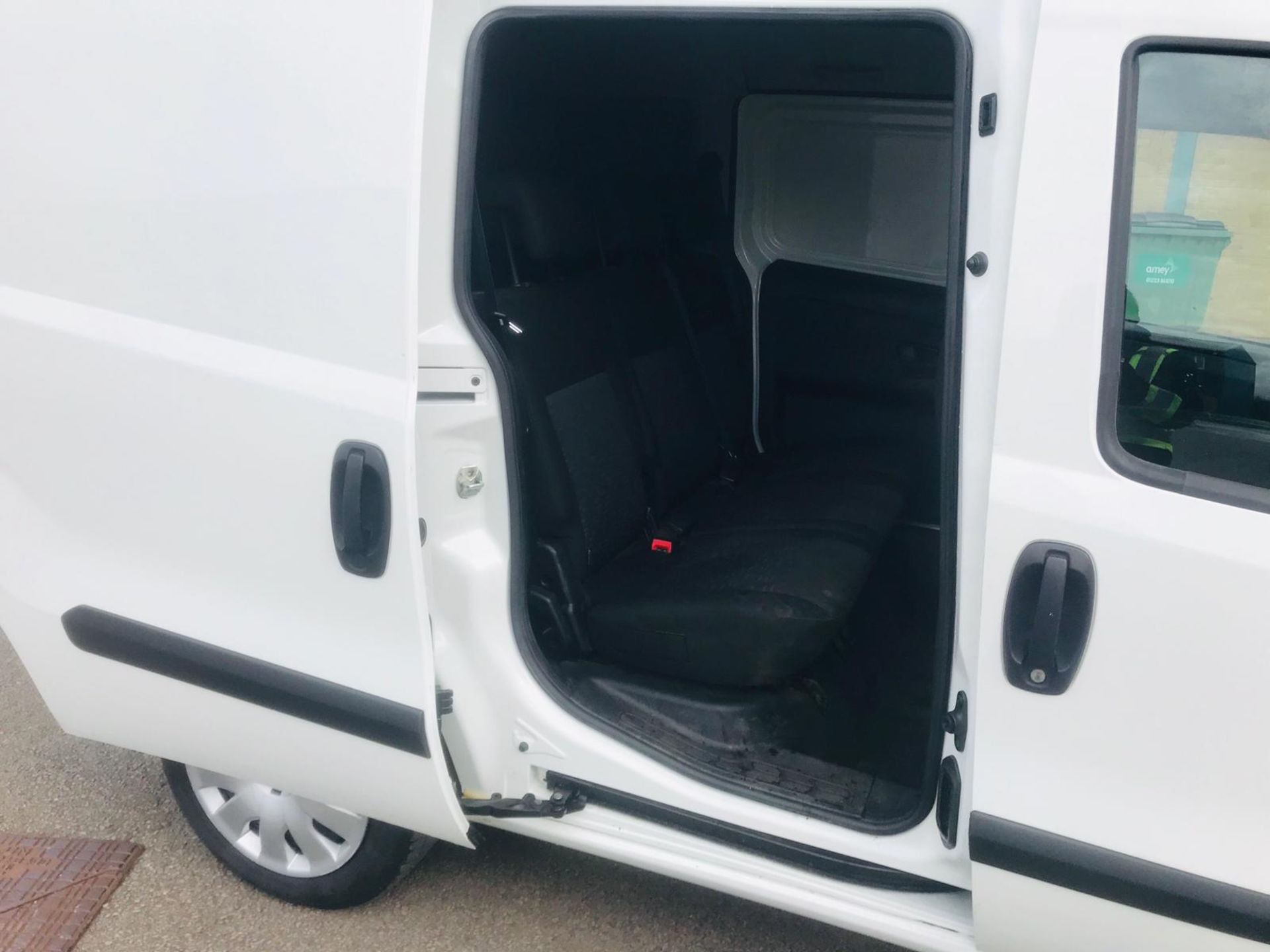 (RESERVE MET) Vauxhall Combo 2300 1.2 CDTI Crew Van (5 Seats) 2018 Model - Euro 6b - Image 8 of 23