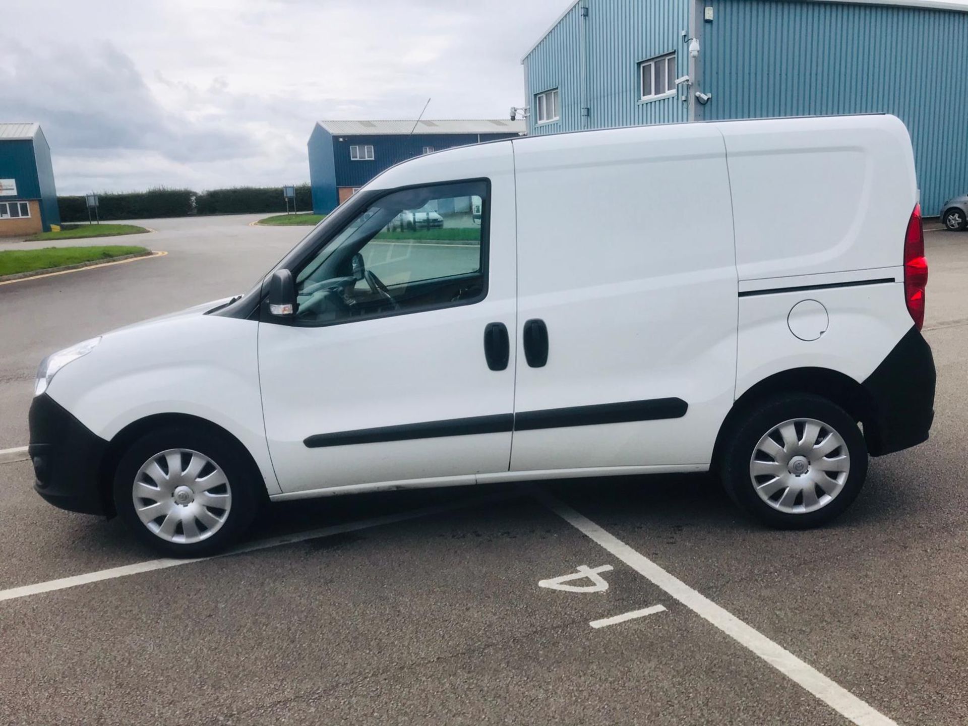 (RESERVE MET) Vauxhall Combo 2300 1.2 CDTI Crew Van (5 Seats) 2018 Model - Euro 6b - Image 6 of 23