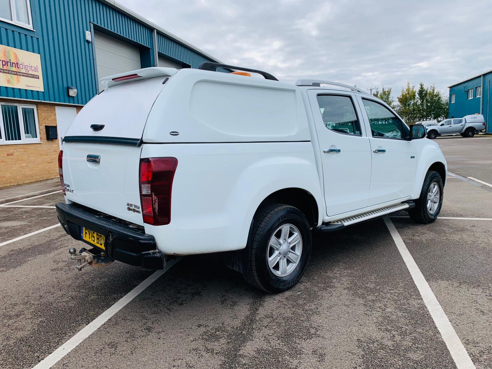 Isuzu D-Max Eiger 2.5 TD Double Cab Pick Up - 2015 15 Reg - Air Con - Tow Pack - 4X4 - Image 6 of 24