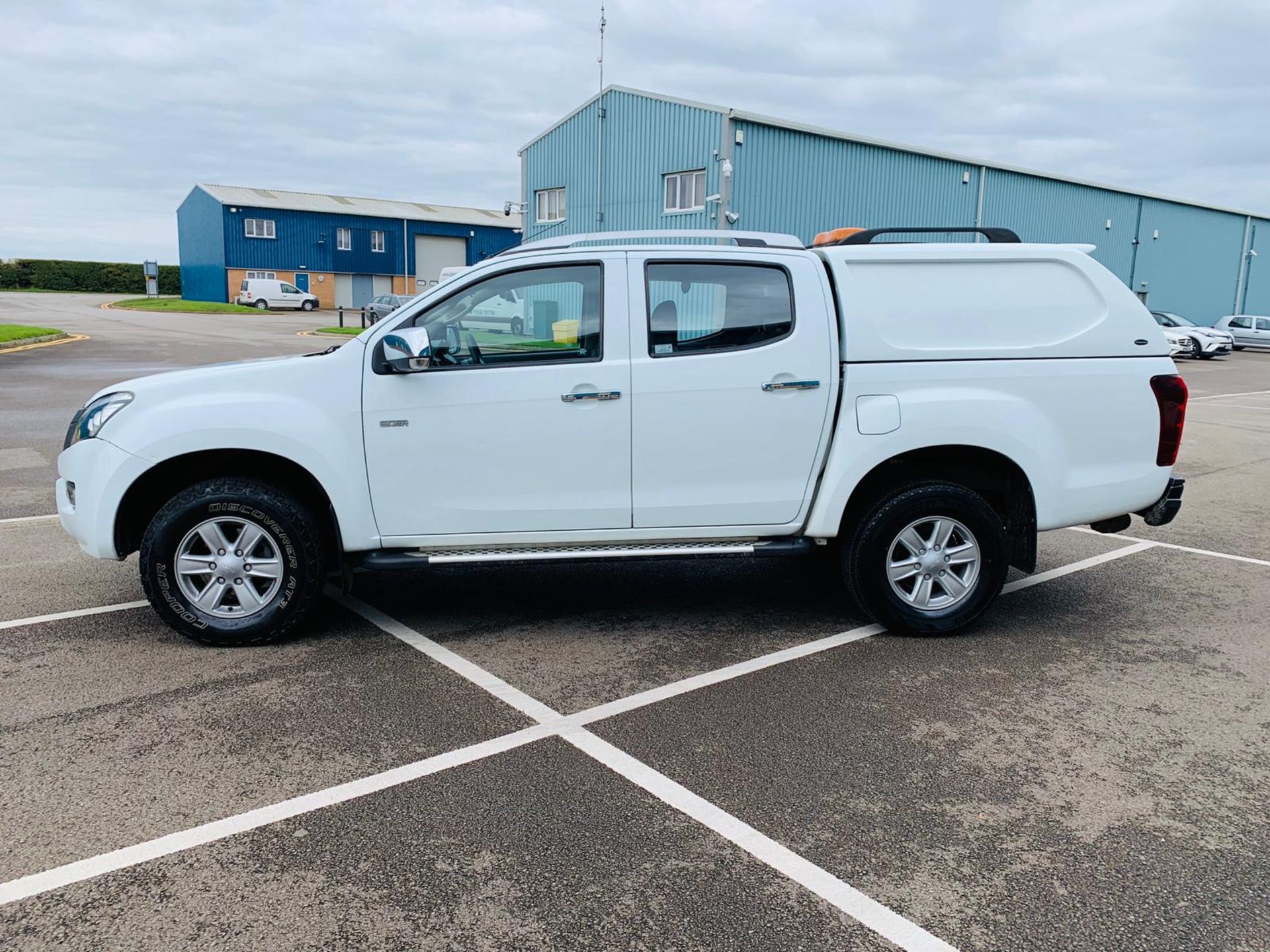 Isuzu D-Max Eiger 2.5 TD Double Cab Pick Up - 2015 15 Reg - Air Con - Tow Pack - 4X4 - Image 2 of 24