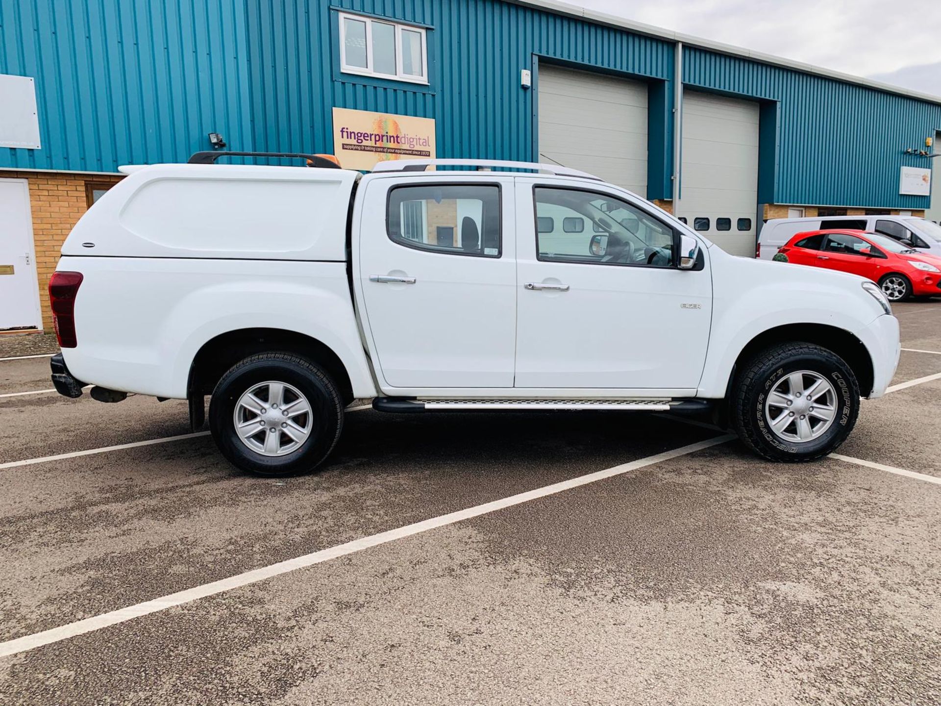 Isuzu D-Max Eiger 2.5 TD Double Cab Pick Up - 2015 15 Reg - Air Con - Tow Pack - 4X4 - Image 4 of 24