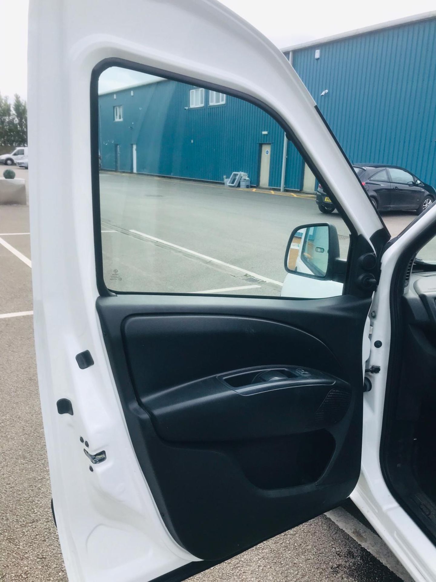 (RESERVE MET) Vauxhall Combo 2300 1.2 CDTI Crew Van (5 Seats) 2018 Model - Euro 6b - Image 13 of 23