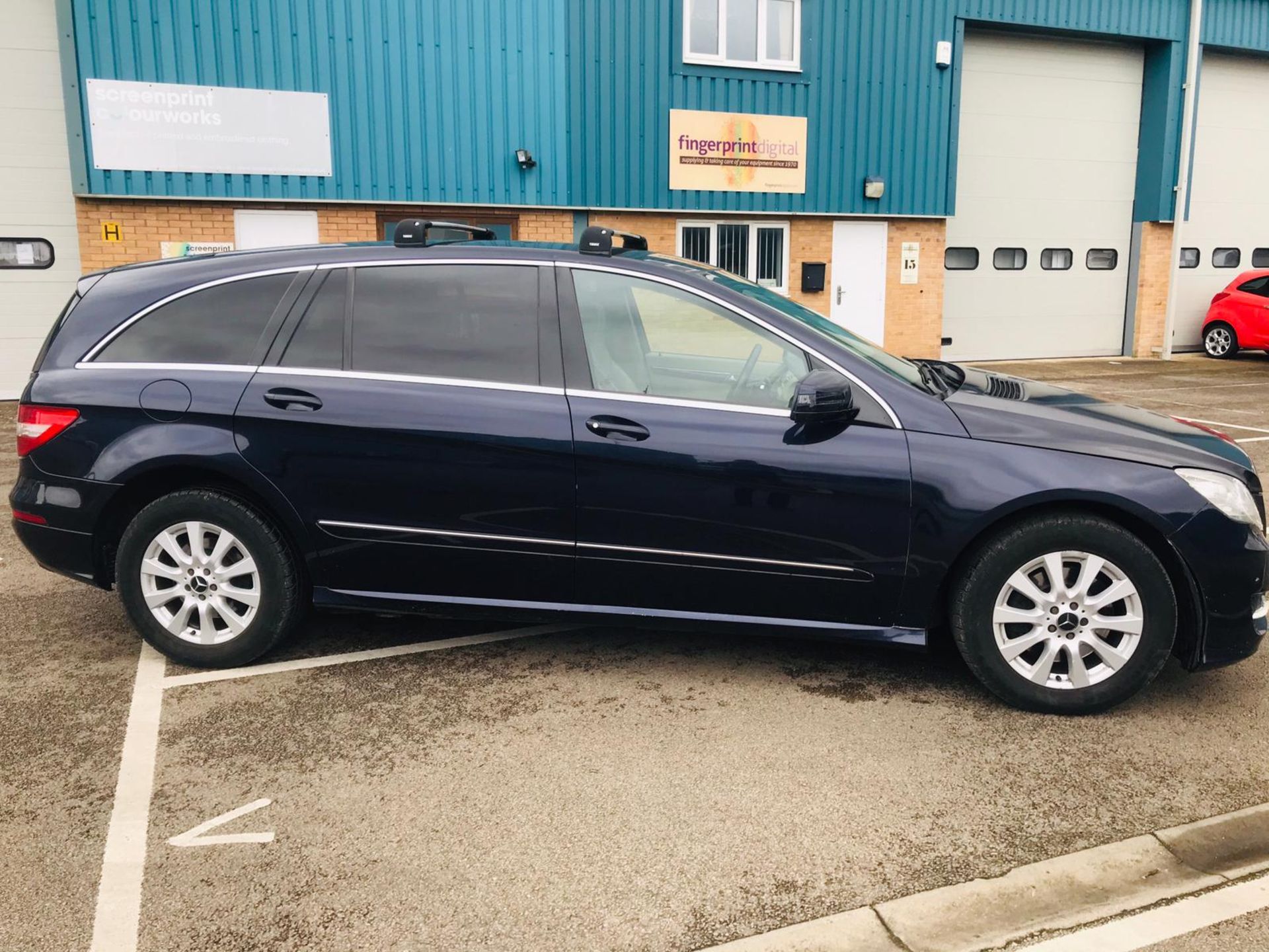 Mercedes R350 3.0 CDI 4Matic Auto - 2011 11 Reg - Cream Leather - Sat Nav - Heated Seats - Image 4 of 38