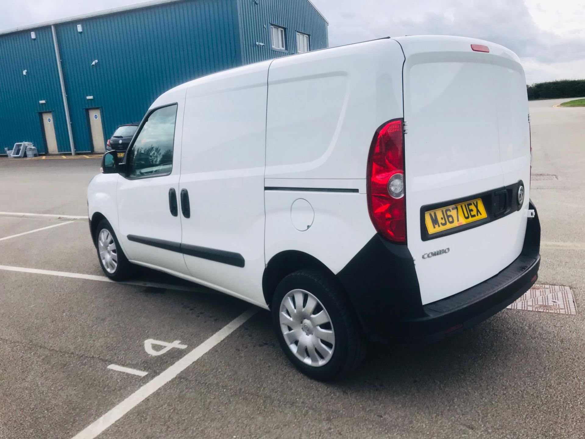 (RESERVE MET) Vauxhall Combo 2300 1.2 CDTI Crew Van (5 Seats) 2018 Model - Euro 6b - Image 4 of 23