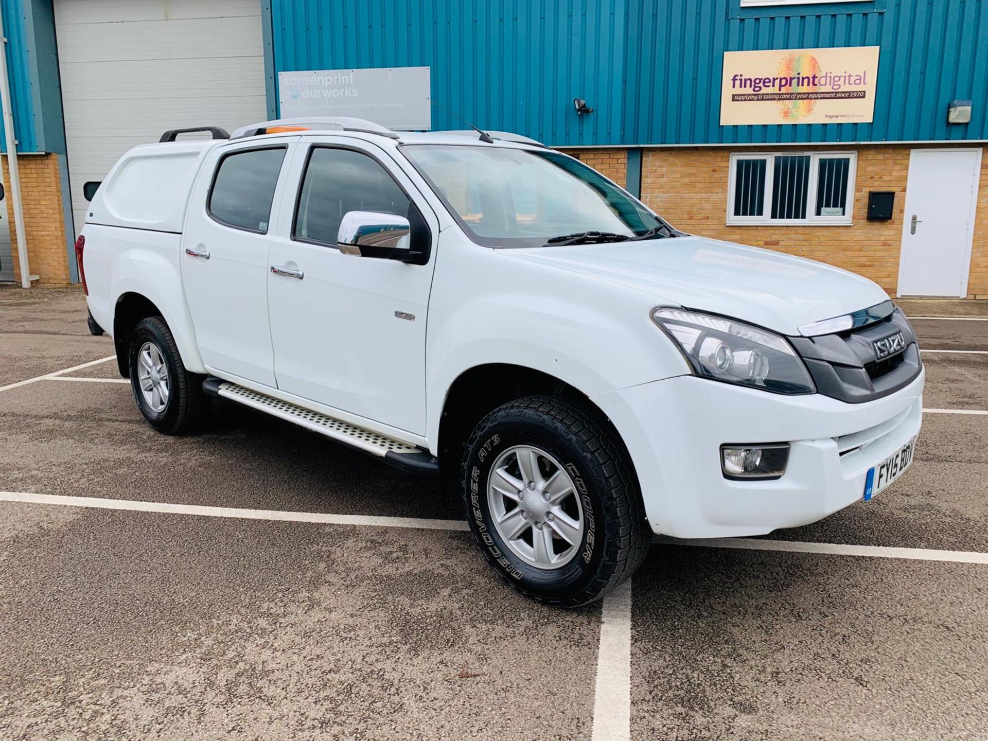 Isuzu D-Max Eiger 2.5 TD Double Cab Pick Up - 2015 15 Reg - Air Con - Tow Pack - 4X4 - Image 3 of 24