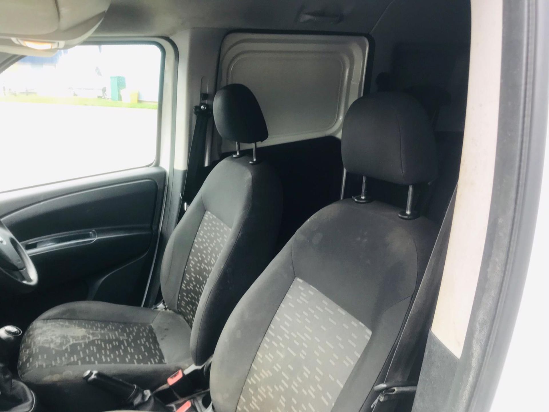 (RESERVE MET) Vauxhall Combo 2300 1.2 CDTI Crew Van (5 Seats) 2018 Model - Euro 6b - Image 16 of 23