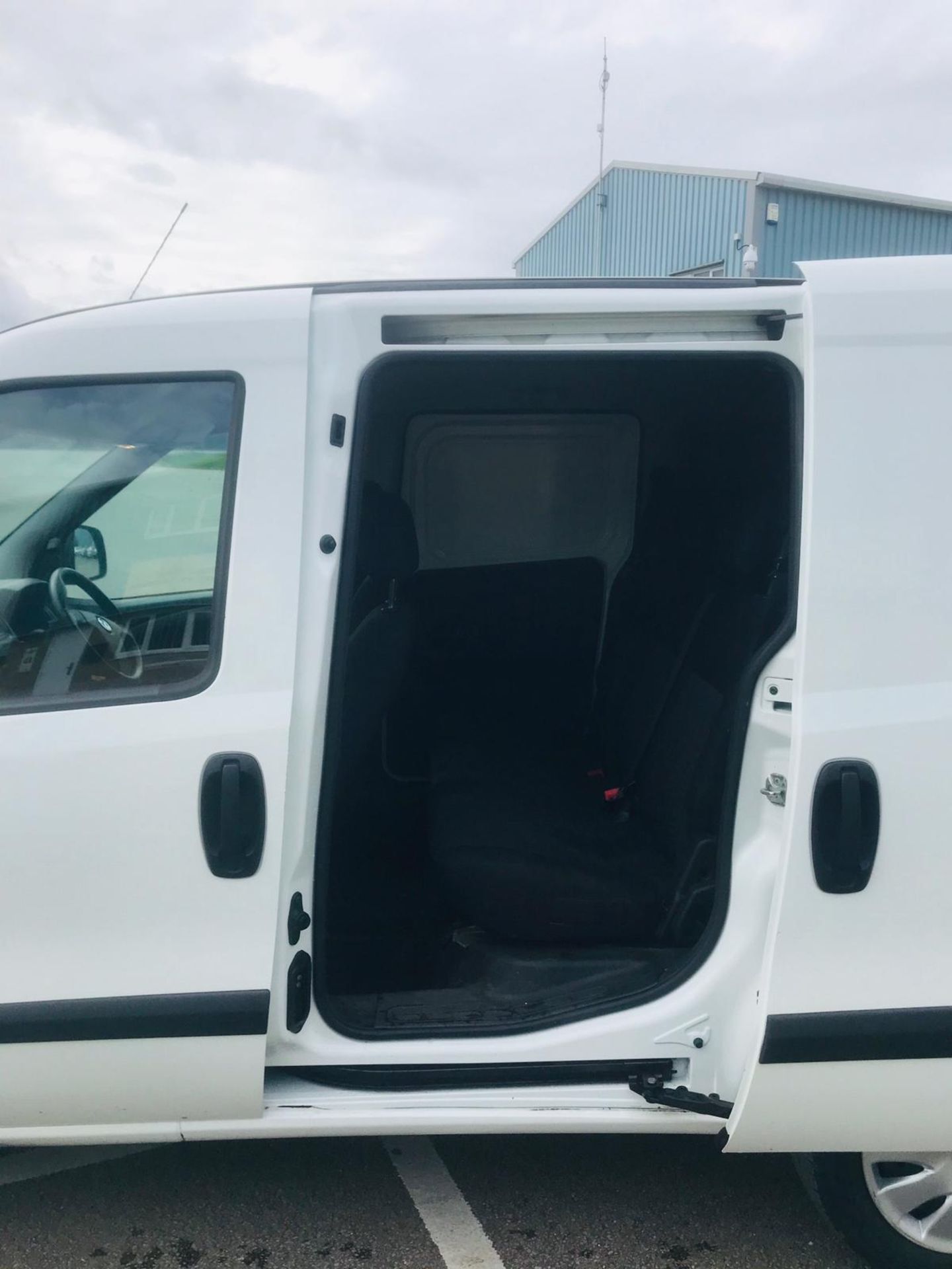 (RESERVE MET) Vauxhall Combo 2300 1.2 CDTI Crew Van (5 Seats) 2018 Model - Euro 6b - Image 14 of 23