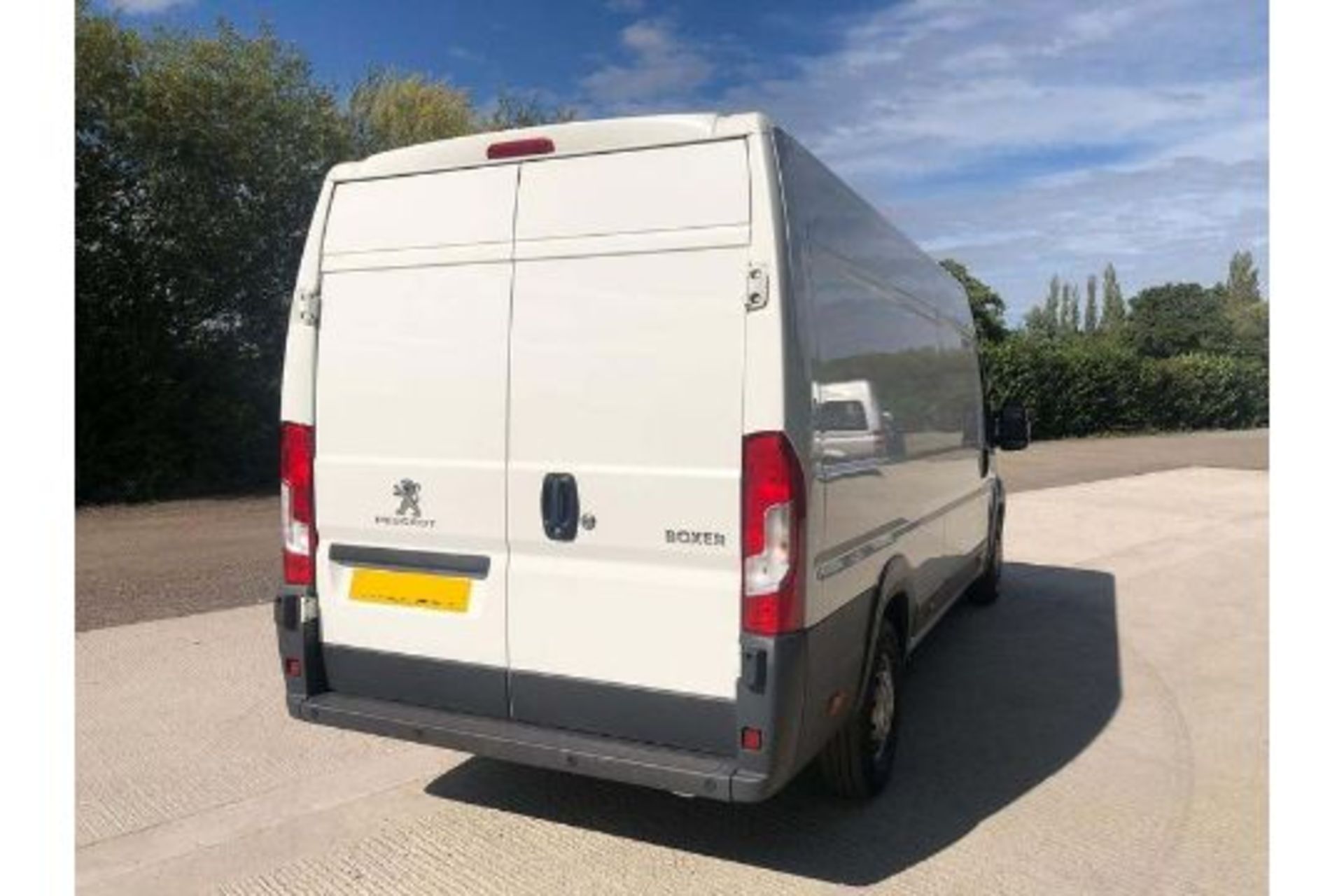 (RESERVE MET) Peugeot Boxer 435 2.2 HDI Professional - XLWB - 2016 16 Reg - 1 Owner - Sat Nav - AC - Image 3 of 4