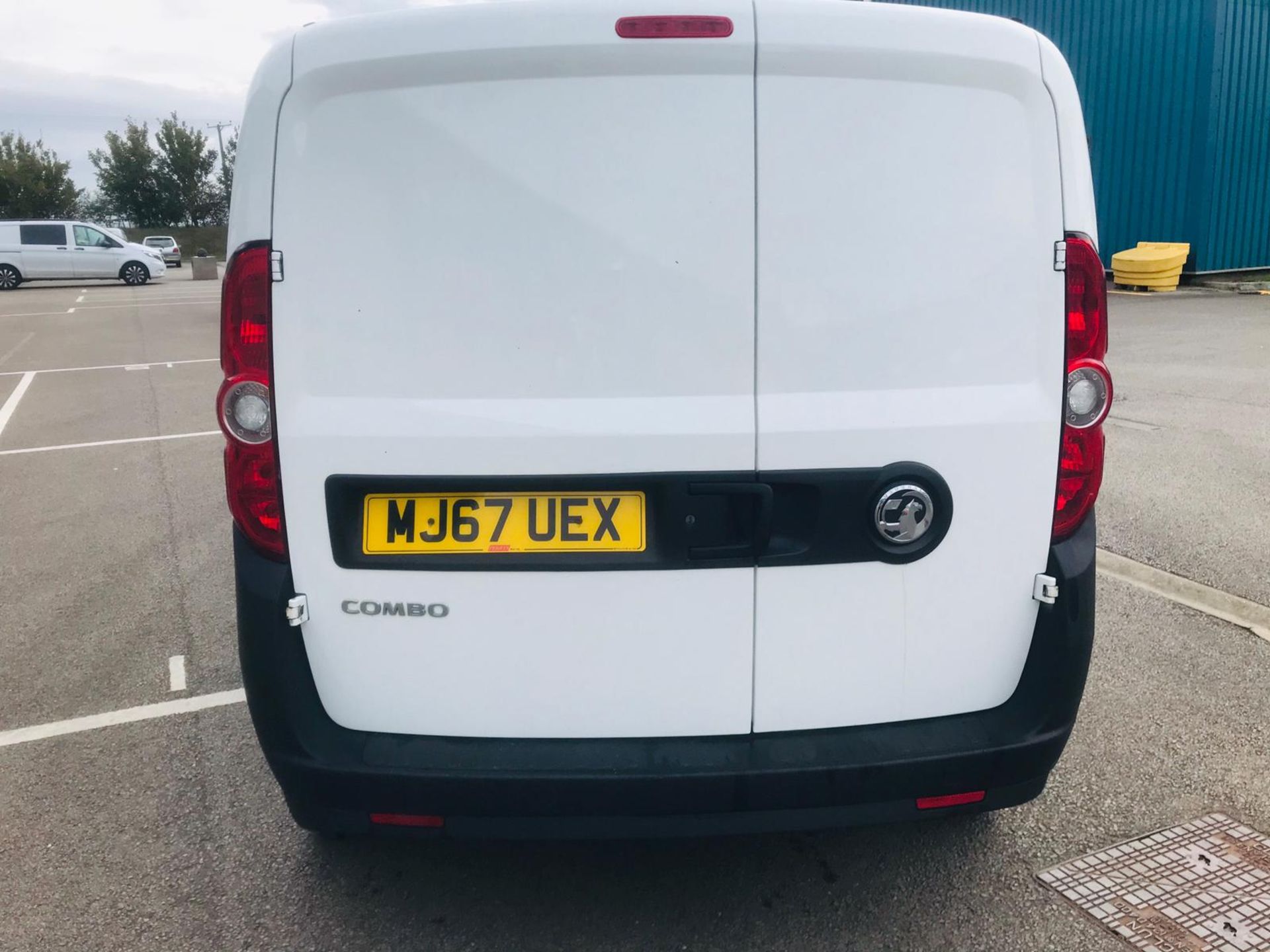 (RESERVE MET) Vauxhall Combo 2300 1.2 CDTI Crew Van (5 Seats) 2018 Model - Euro 6b - Image 5 of 23