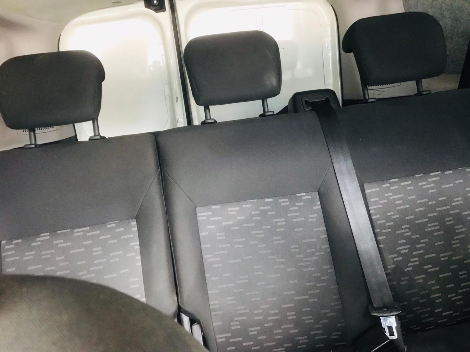 (RESERVE MET) Vauxhall Combo 2300 1.2 CDTI Crew Van (5 Seats) 2018 Model - Euro 6b - Image 9 of 23