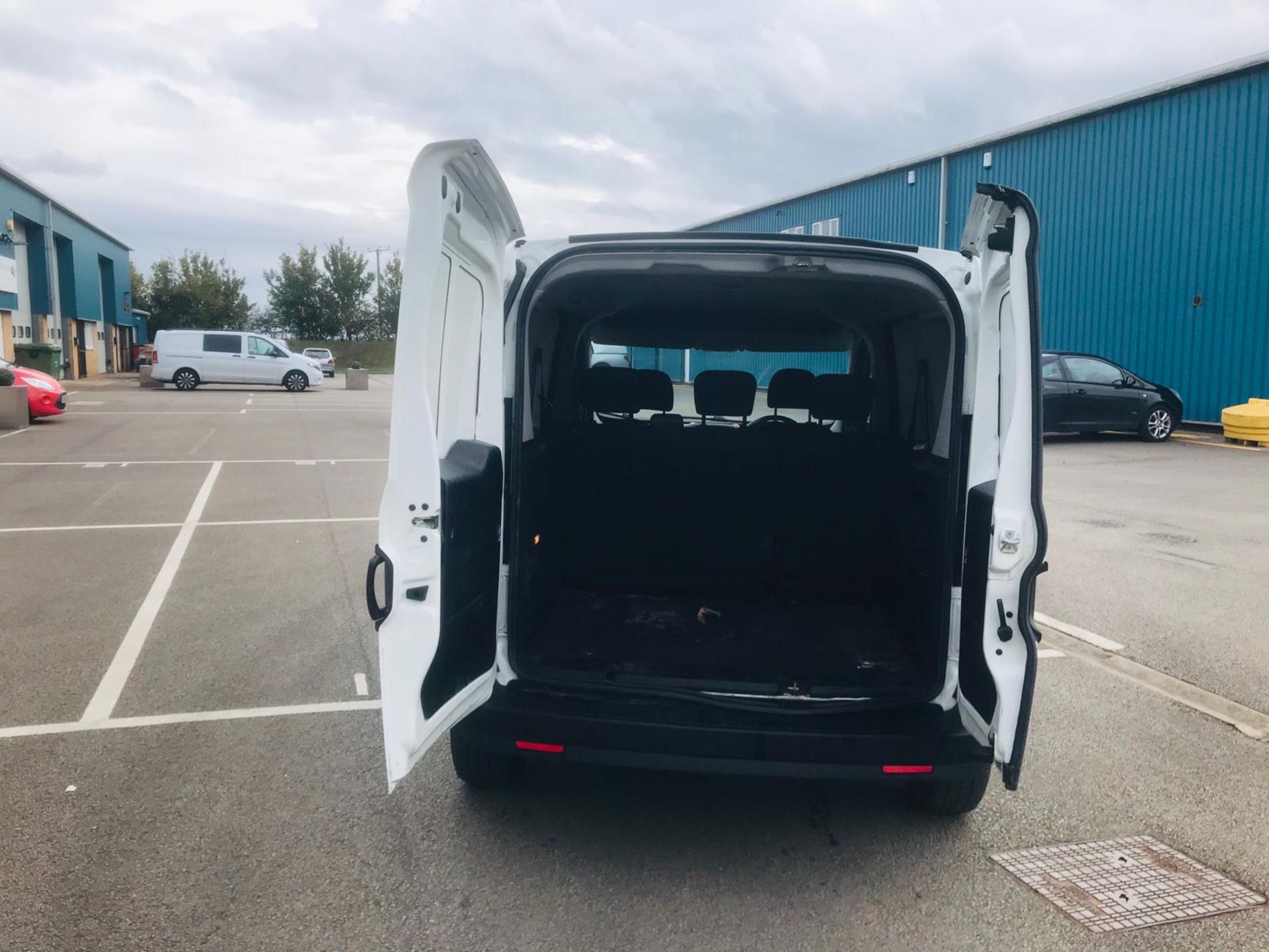 (RESERVE MET) Vauxhall Combo 2300 1.2 CDTI Crew Van (5 Seats) 2018 Model - Euro 6b - Image 7 of 23