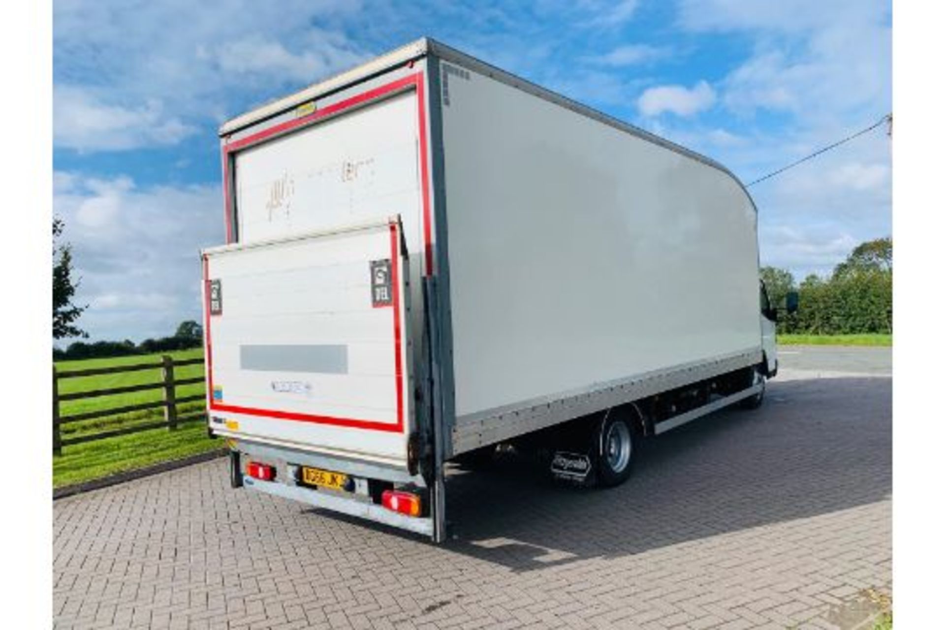 (RESERVE MET) Mitsubishi Canter 7C15 47 3.0 TD - 7.5 Tonne Box Body - 2017 Model -Tail Lift - Euro 6 - Image 6 of 25